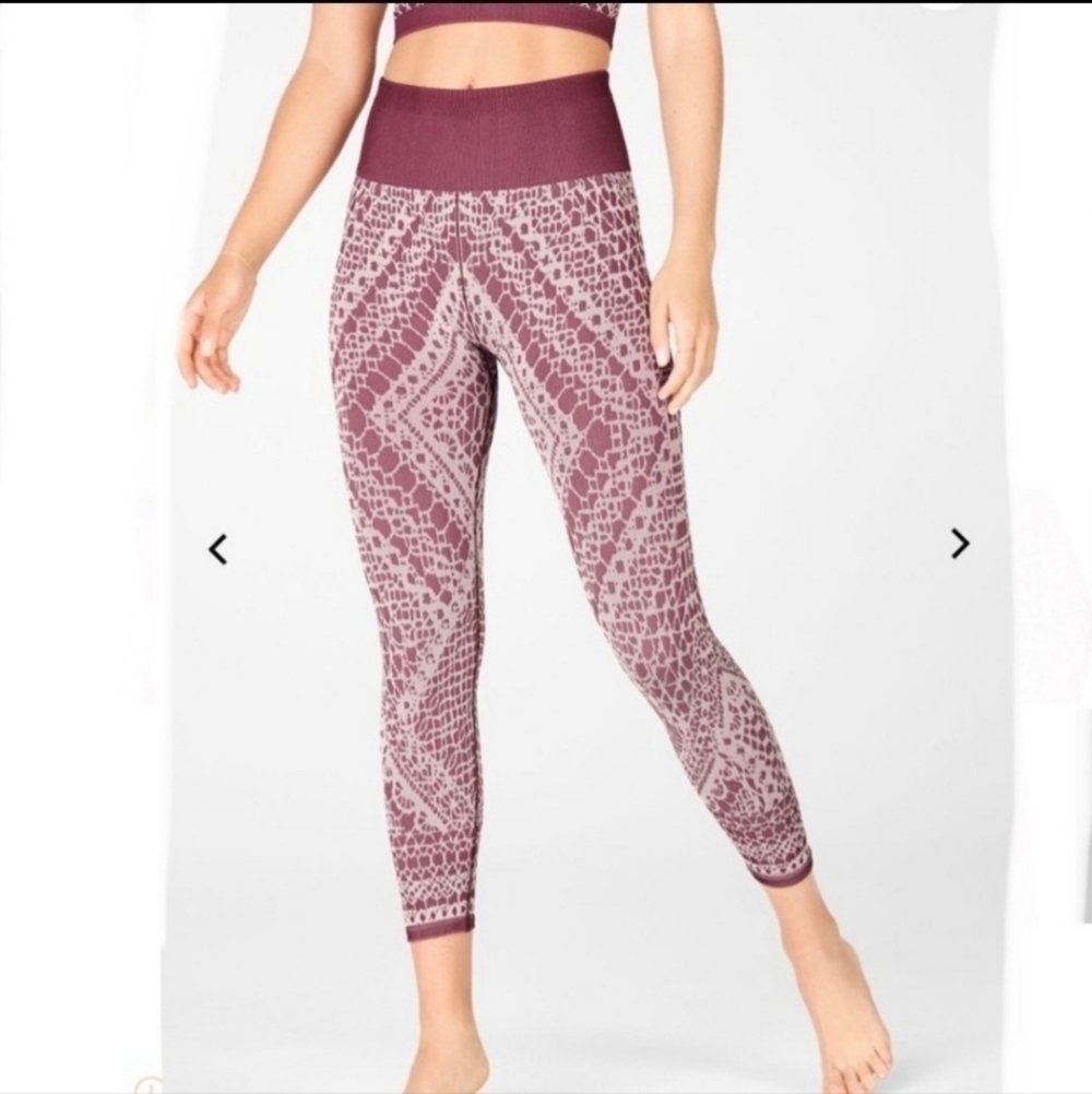 Fabletics High Waisted Seamless Lace Capri Yoga Pant Cropped Legging Women's S